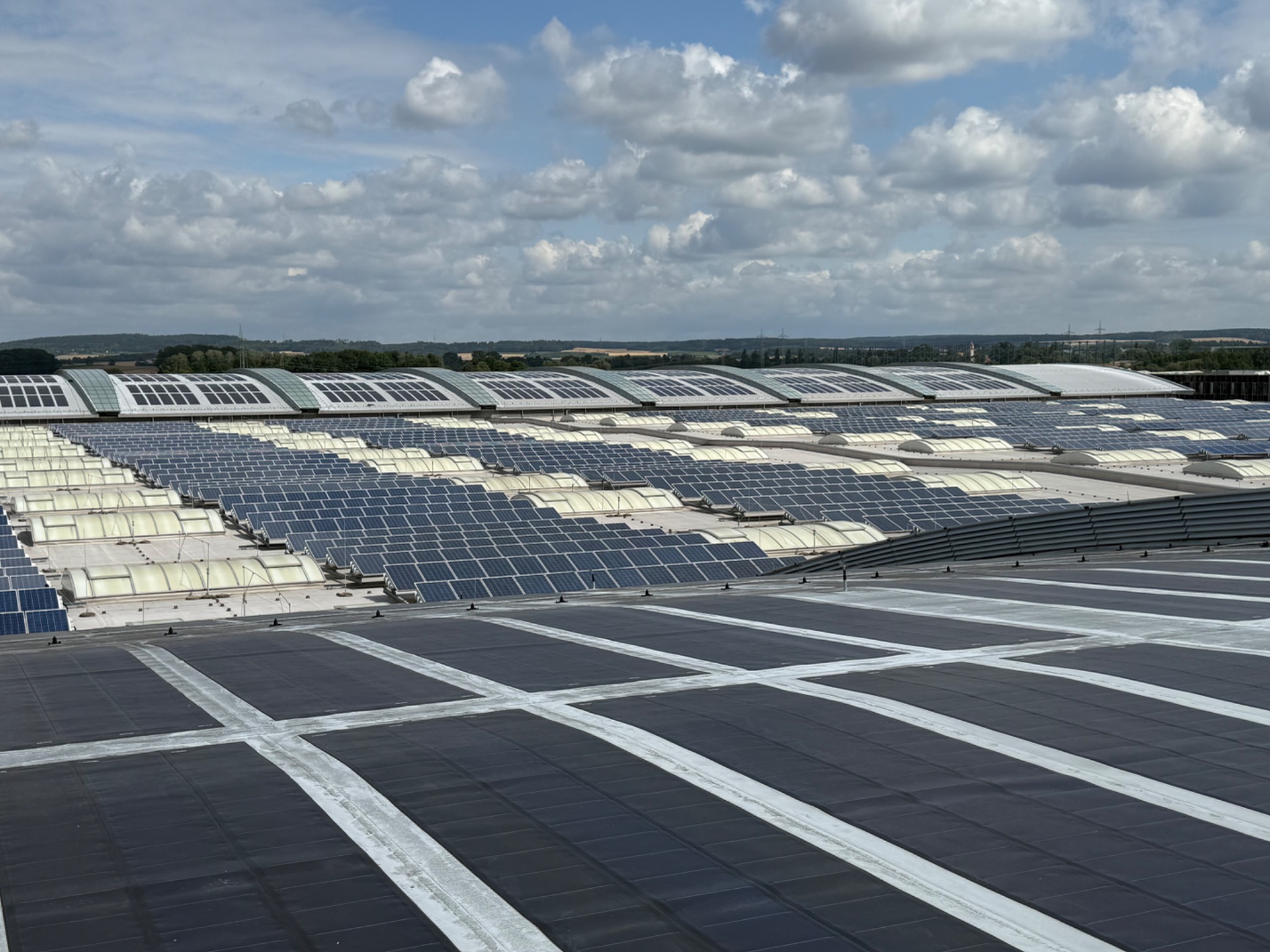 PV-Bestandsanlage auf großem Gewerbedach